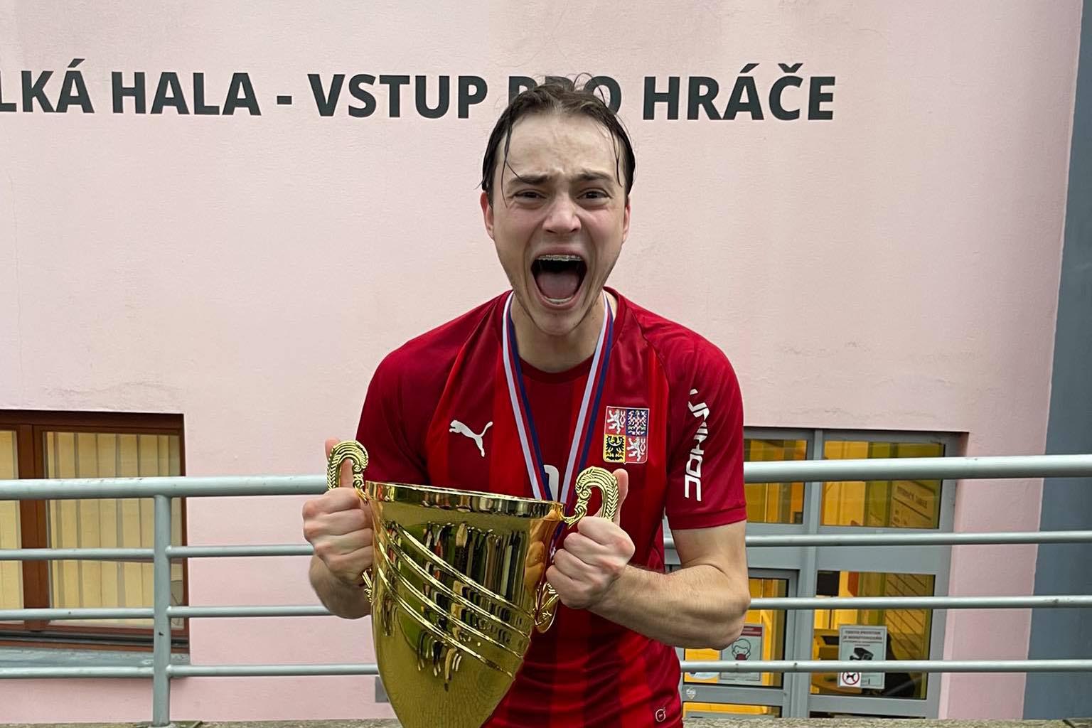 Adam Hemerka s pohárem pro mistry světa ve florbale juniorů 
