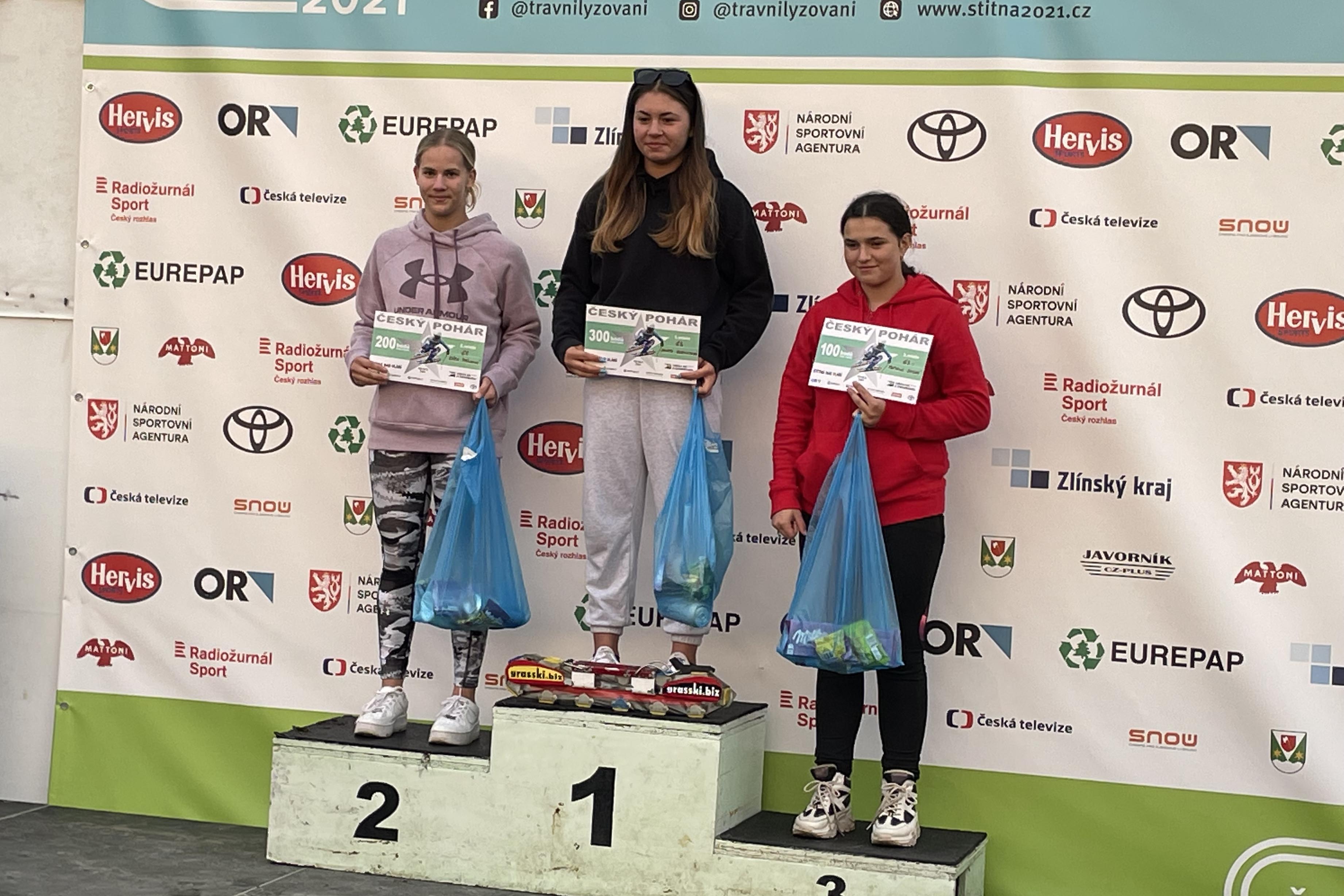 Sára Pánková na stupních vítězů při MČR v travním lyžování