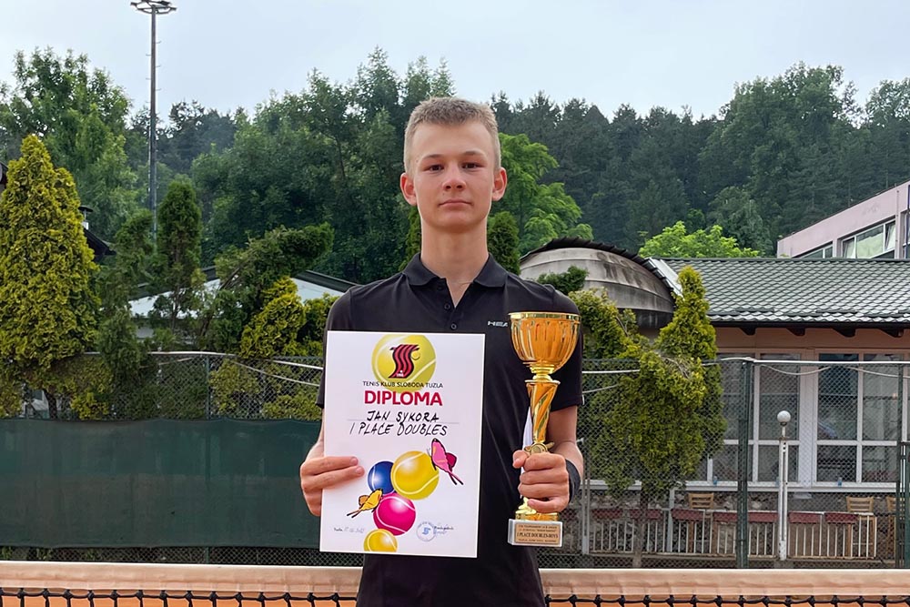 Jan Sýkora vyhrál čtyřhru nam ezinárodním turnaji TE 14