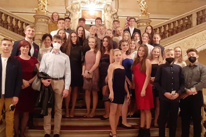 Žáci Sekundy a Tercie v divadle