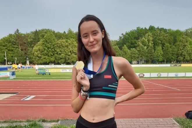 Klára Krejčiříková se zlatou medailí ze skoku vysokého na MČR juniorů
