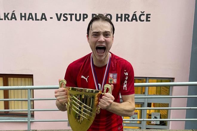 Adam Hemerka s pohárem pro mistry světa ve florbale juniorů 